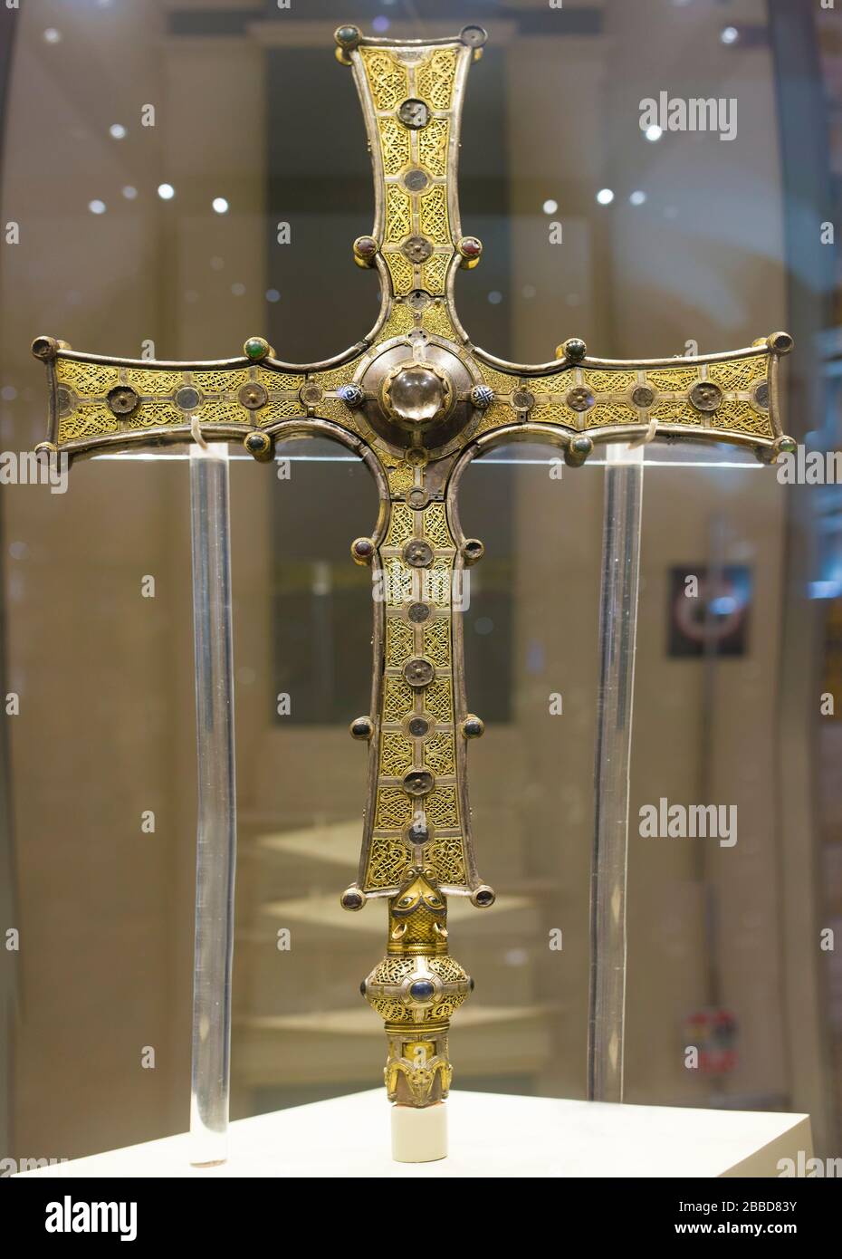 Dublin, Irlande - 20 février 2020: Croix de Cong, 12ème siècle. La croix processionnelle de l'irlandais chrétien ornamened a été mise à l'écart. Musée national d'Irlande Banque D'Images