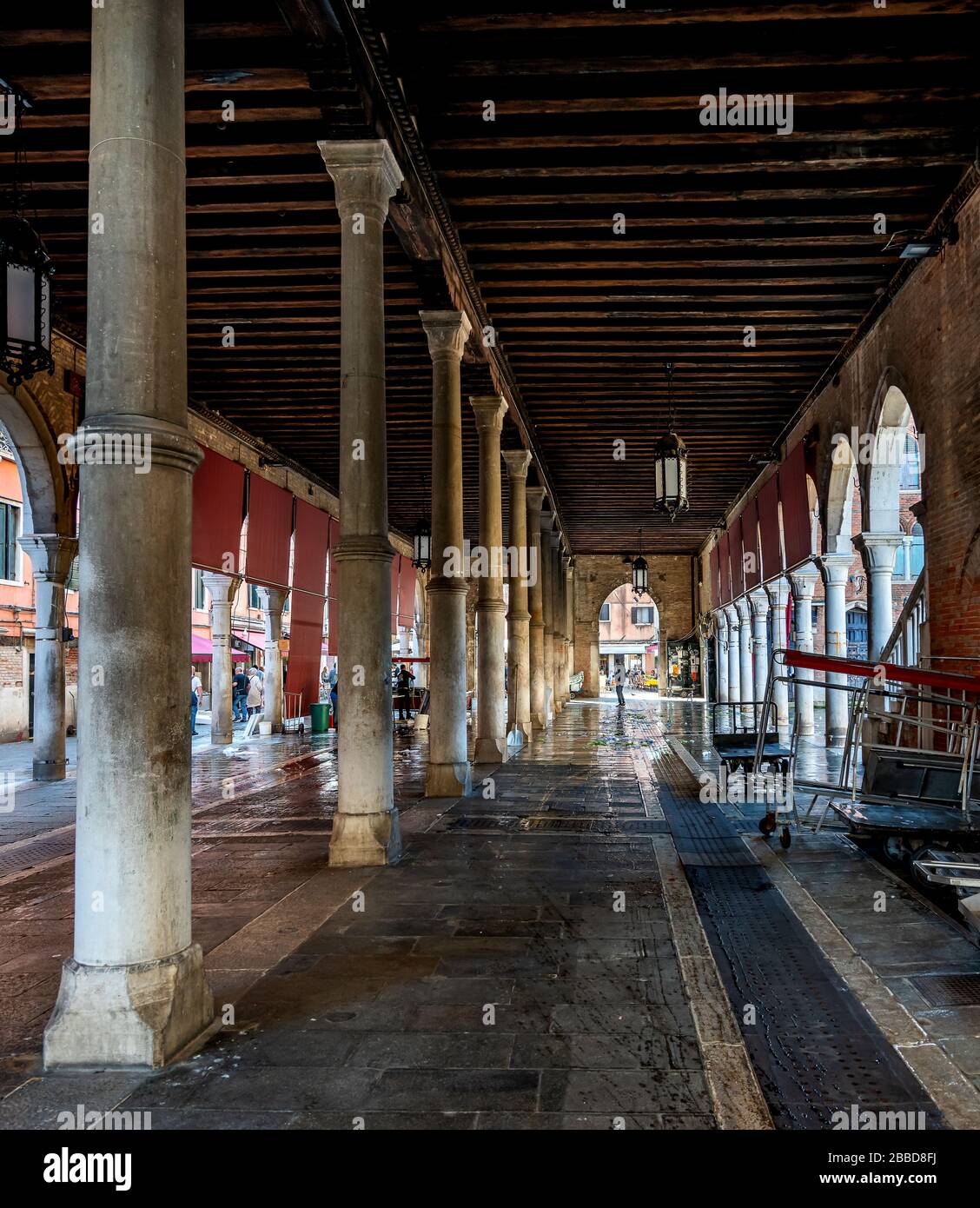 Venise, Italie, la salle de marché sur le pont du Rialto dans laquelle les poissons sont vendus et échangés Banque D'Images