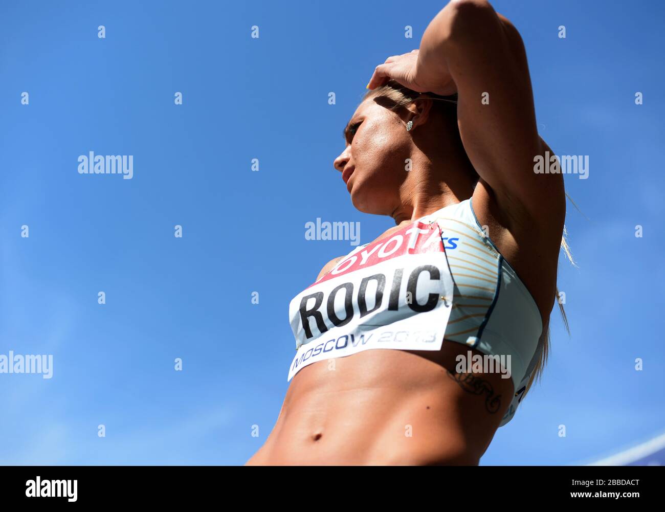 Snezana Rodic de Slovénie se penche sur son saut lors de la qualification de Triple Jump pour Femme le quatrième jour des Championnats mondiaux d'athlétisme de l'IAAF 2013 au stade Luzhniki à Moscou, Russie. Banque D'Images