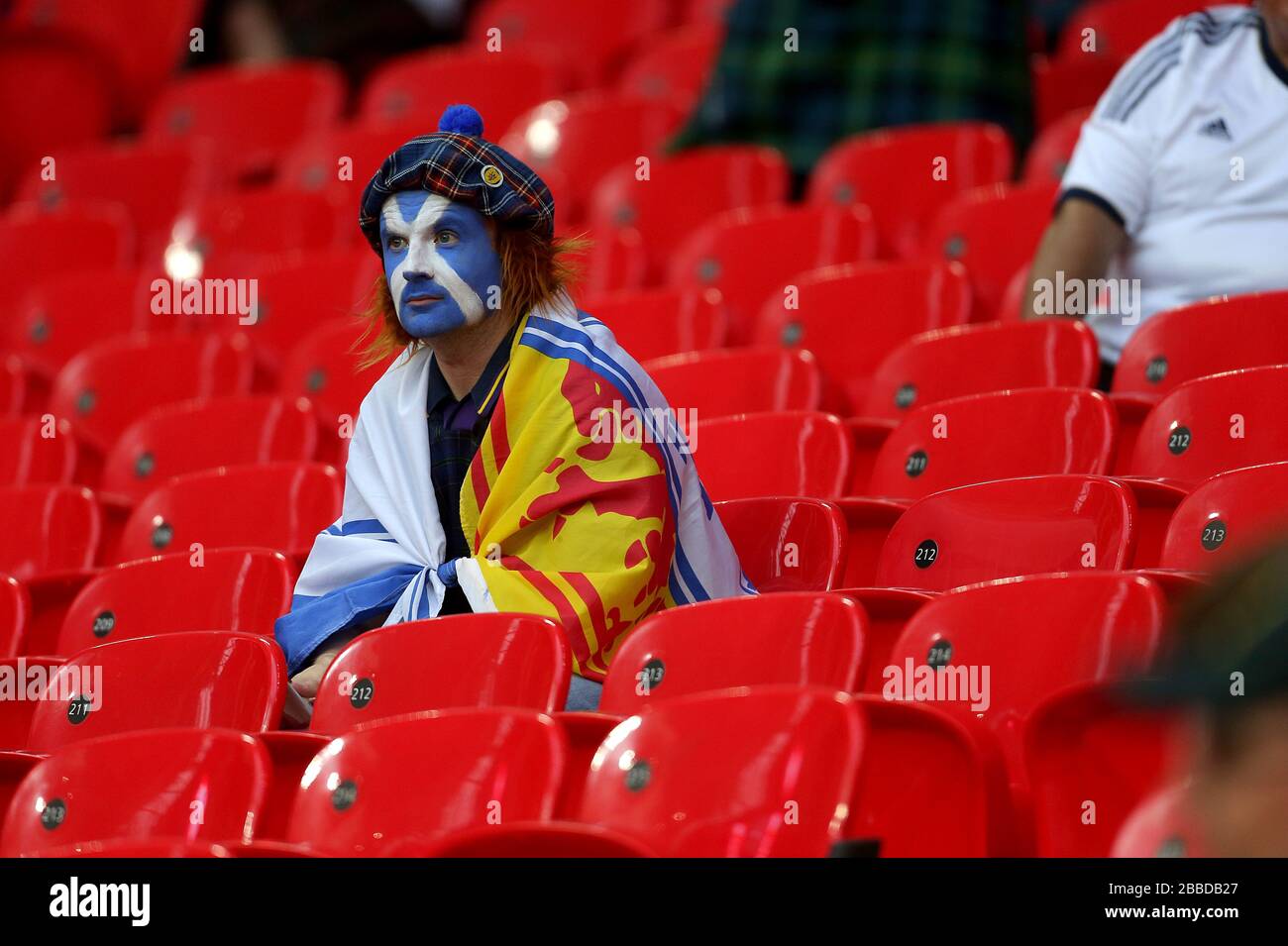 Un fan écossais dans les tribunes avant le lancement Banque D'Images