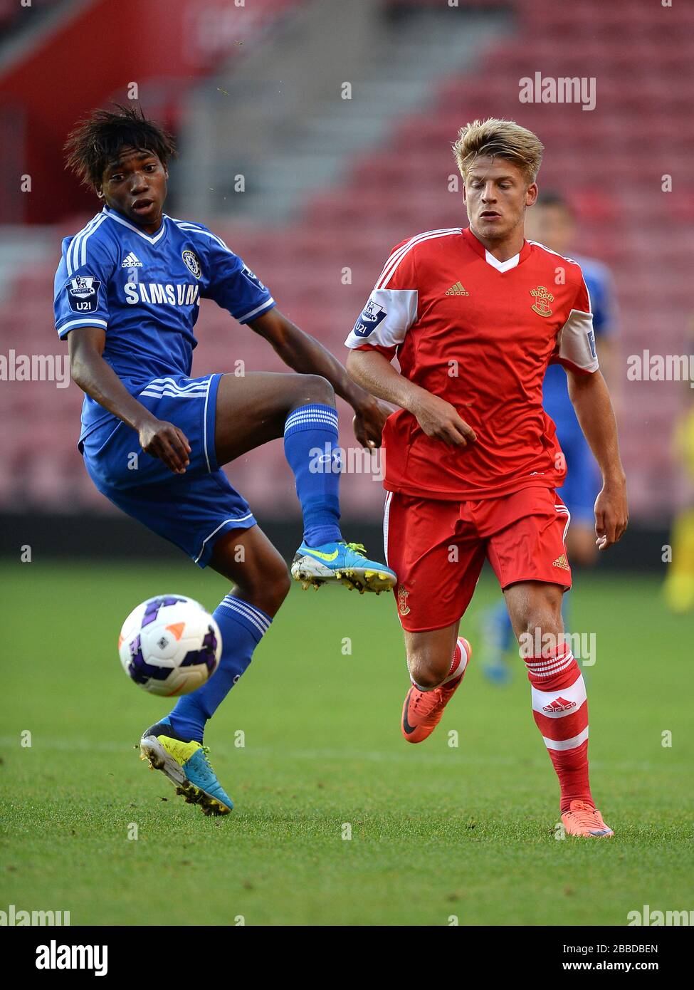 La Lamisha Musonda de Chelsea (à gauche) et la bataille de Lloyd Isgrove de Southampton pour le ballon Banque D'Images