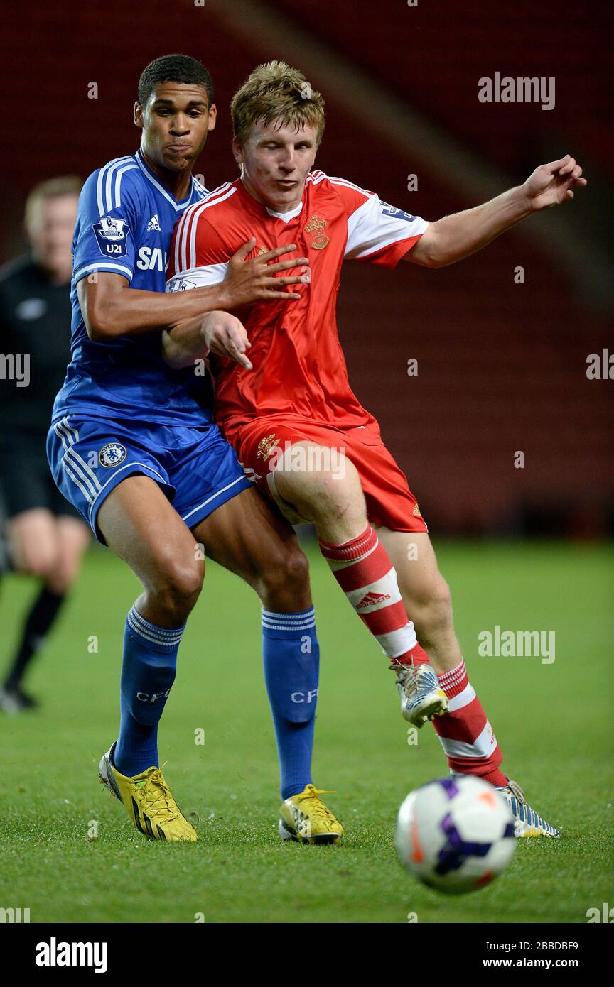 Ruben Loftus cheek de Chelsea (à gauche) et Matt Targett de Southampton combattent pour le ballon Banque D'Images