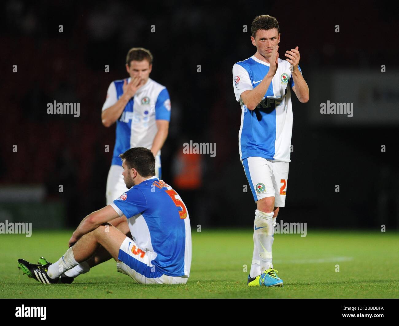 Grant Hanley (en avant à gauche) de Blackburn Rovers et Alan Judge (en arrière à gauche) et Corry Evans montrent leur rejet après la défaite de Doncaster Rovers. Banque D'Images