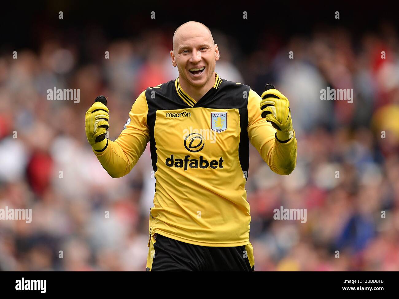 Aston Villa gardien de but Brad Guzan célèbre après que le coéquipier Antonio Luna (non photographié) a obtenu le troisième but de leur côté du jeu Banque D'Images