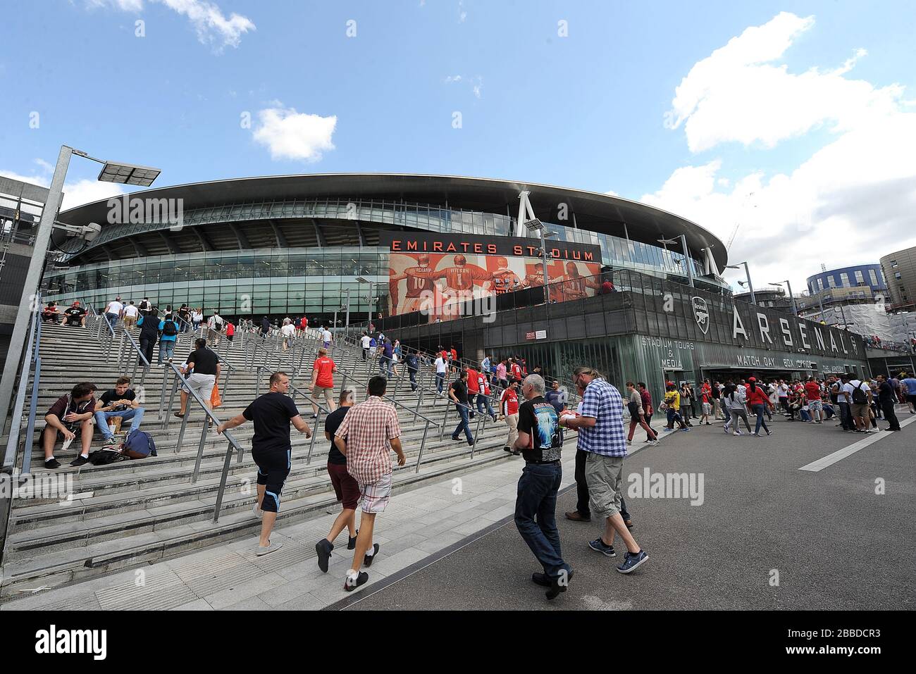 Une vue générale à l'extérieur du stade Emirates comme les fans font leur chemin à l'intérieur Banque D'Images