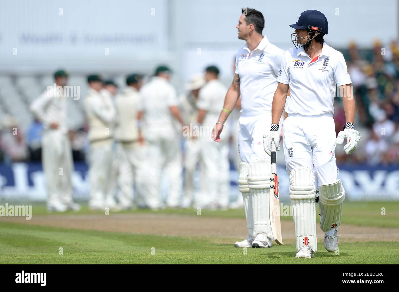 Alastair Cook, l'Angleterre, part du terrain après avoir été attrapé par le bowling de Mitchell Starc Banque D'Images