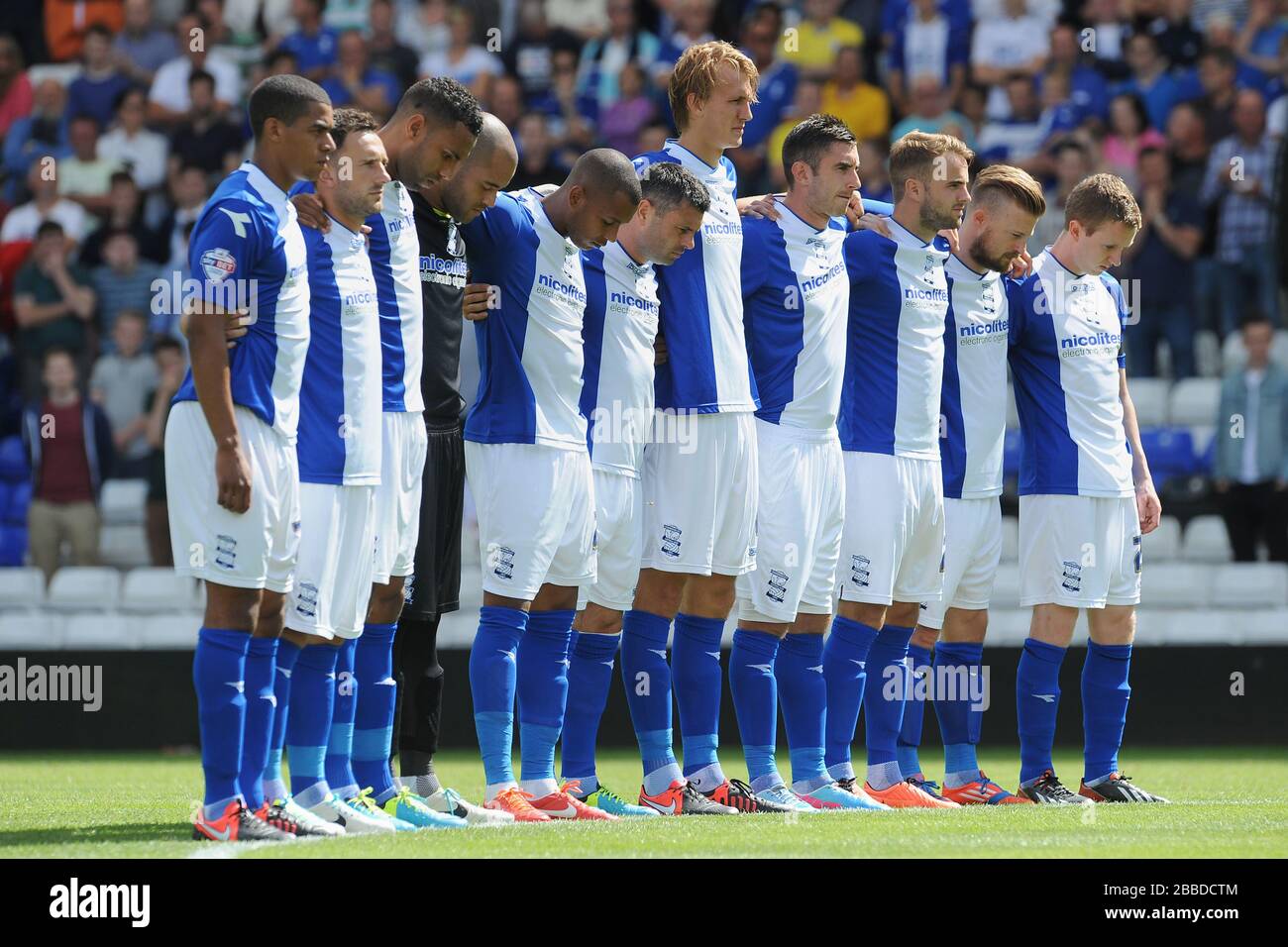 Les joueurs de Birmingham City observent un silence de quelques minutes à la mémoire de l'ancien joueur Christian 'Chucho' Benitez Banque D'Images