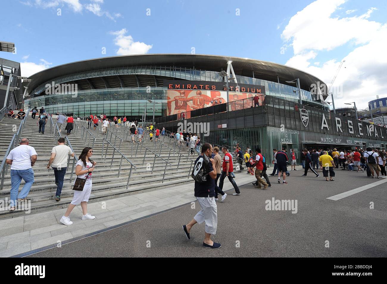 Une vue générale à l'extérieur du stade Emirates comme les fans font leur chemin à l'intérieur Banque D'Images