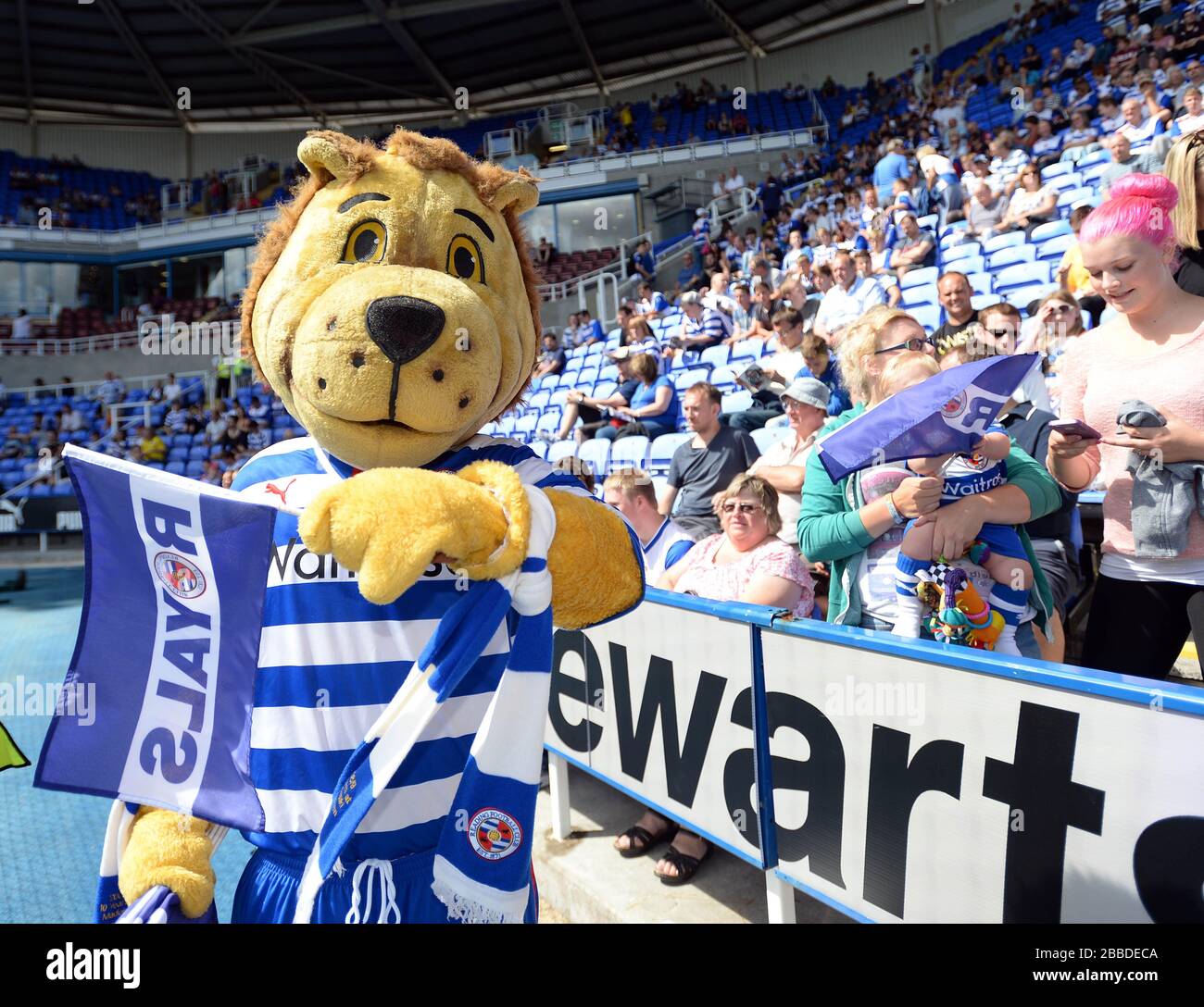 Lire la mascotte Kingsley Royal avant le jeu Banque D'Images