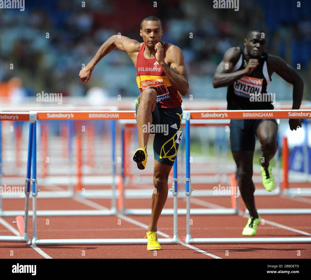 William Sharman (Belgrave Harriers) remporte la finale des haies de 11 mètres pour hommes. Banque D'Images