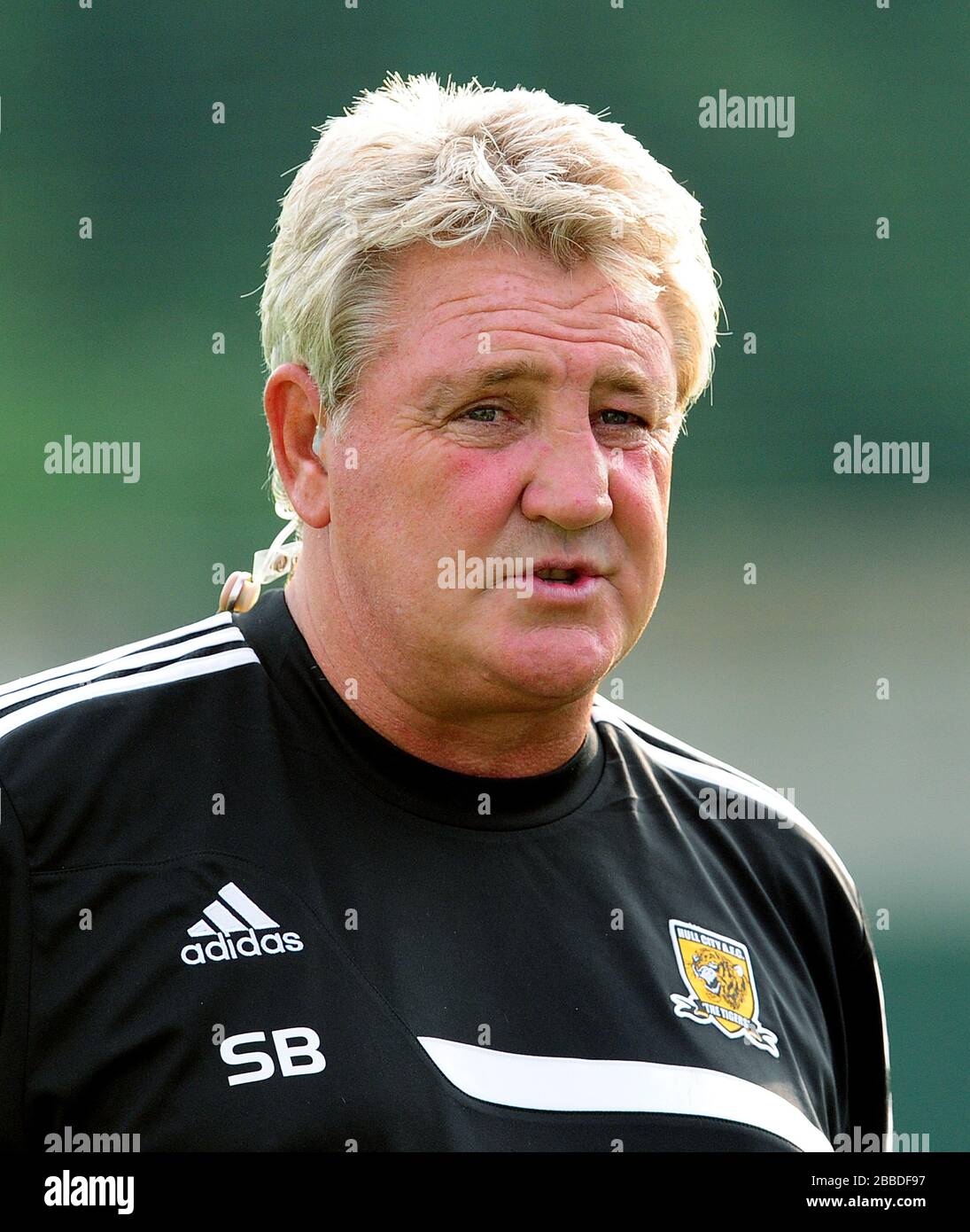 Steve Bruce, directeur de la ville de Hull, pendant une période de pré-saison, est amical au stade eon Visual Media, North Ferriby, Hull. Banque D'Images