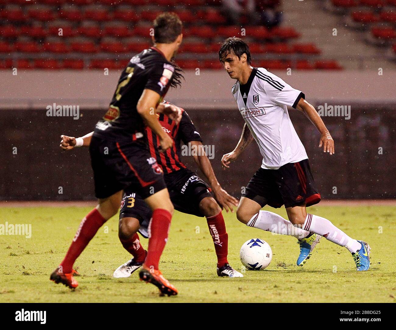 Bryan Ruiz de Fulham en action contre D.E. Alajuelense Banque D'Images