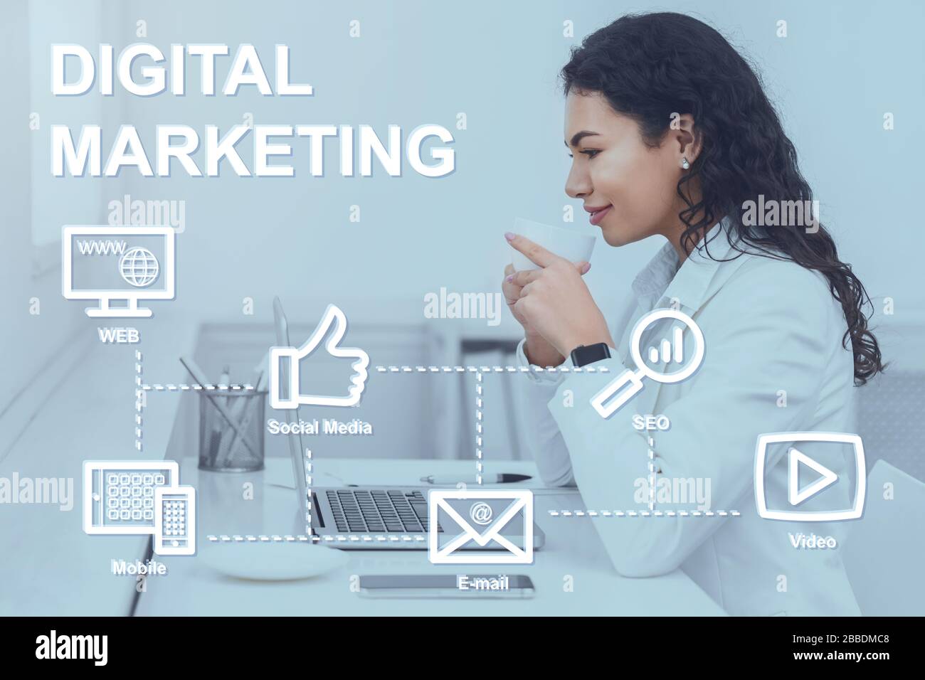 Marketing numérique. Collage avec une femme d'affaires hispanique au travail et icônes liées au commerce électronique sur l'écran virtuel Banque D'Images