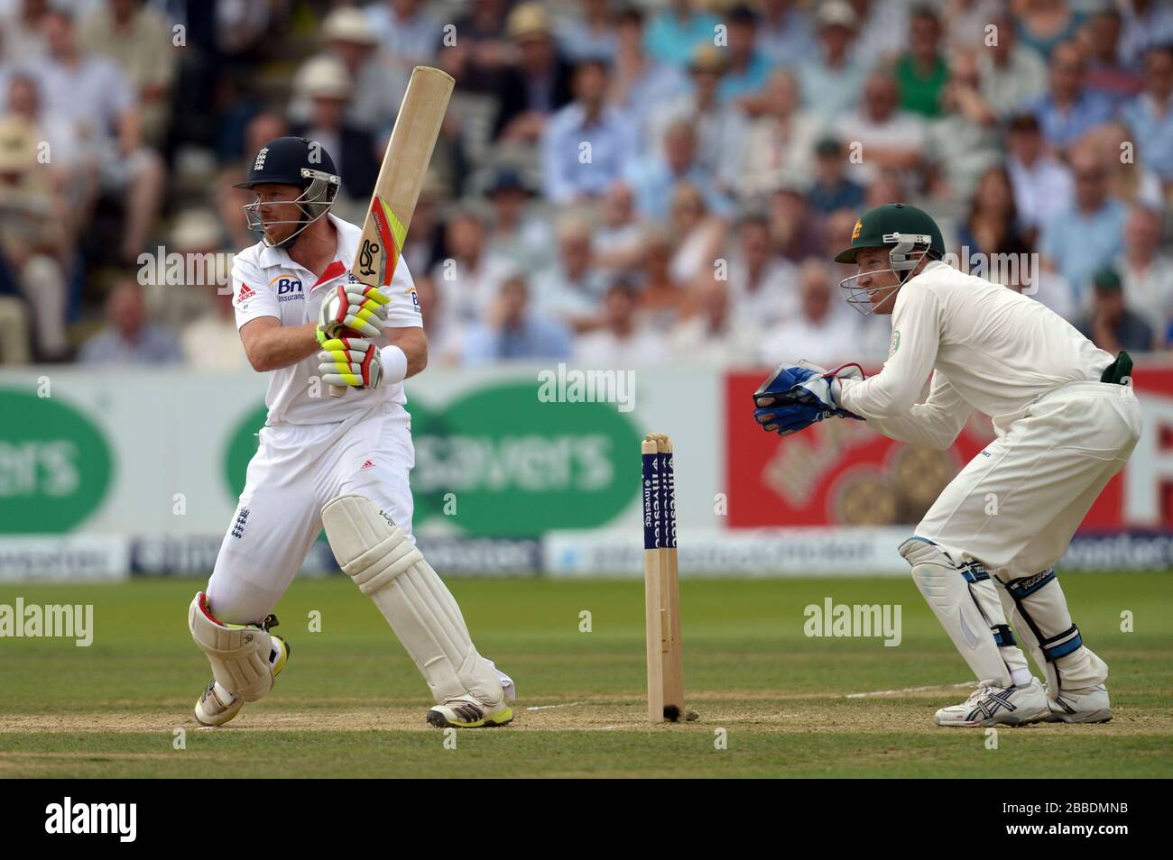 Ian Bell, de l'Angleterre, frappe quatre courses le troisième jour du deuxième test Investec Ashes au terrain de cricket de Lord Banque D'Images