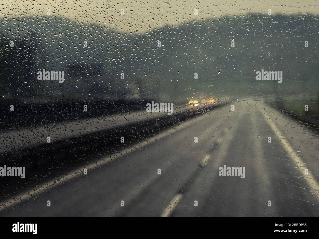 Route des pluies, vue depuis la fenêtre de voiture Banque D'Images