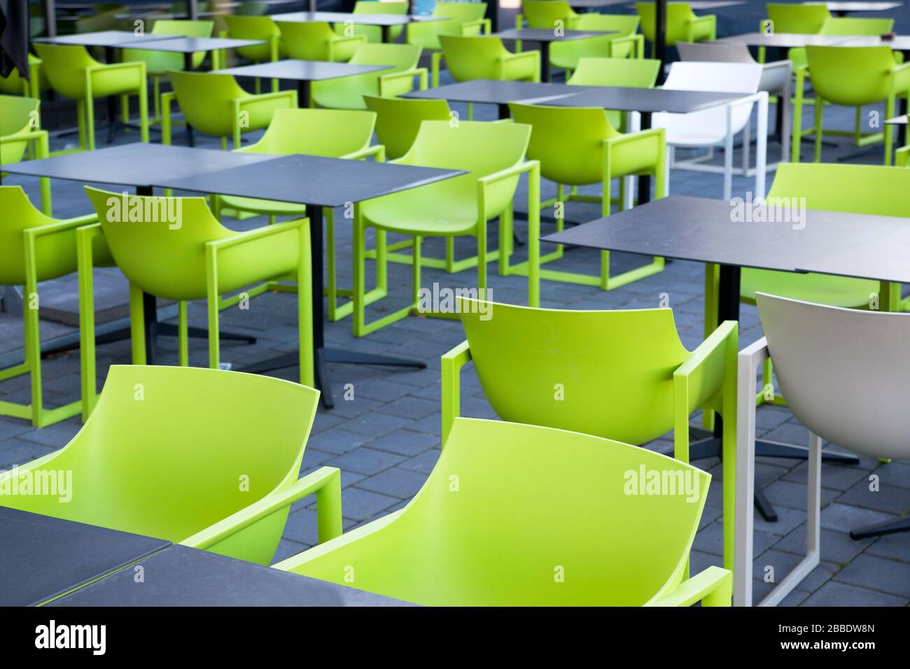 Restaurant ou café vide avec des chaises vertes vides en raison de la crise du coronavirus - se concentrer sur le premier plan Banque D'Images