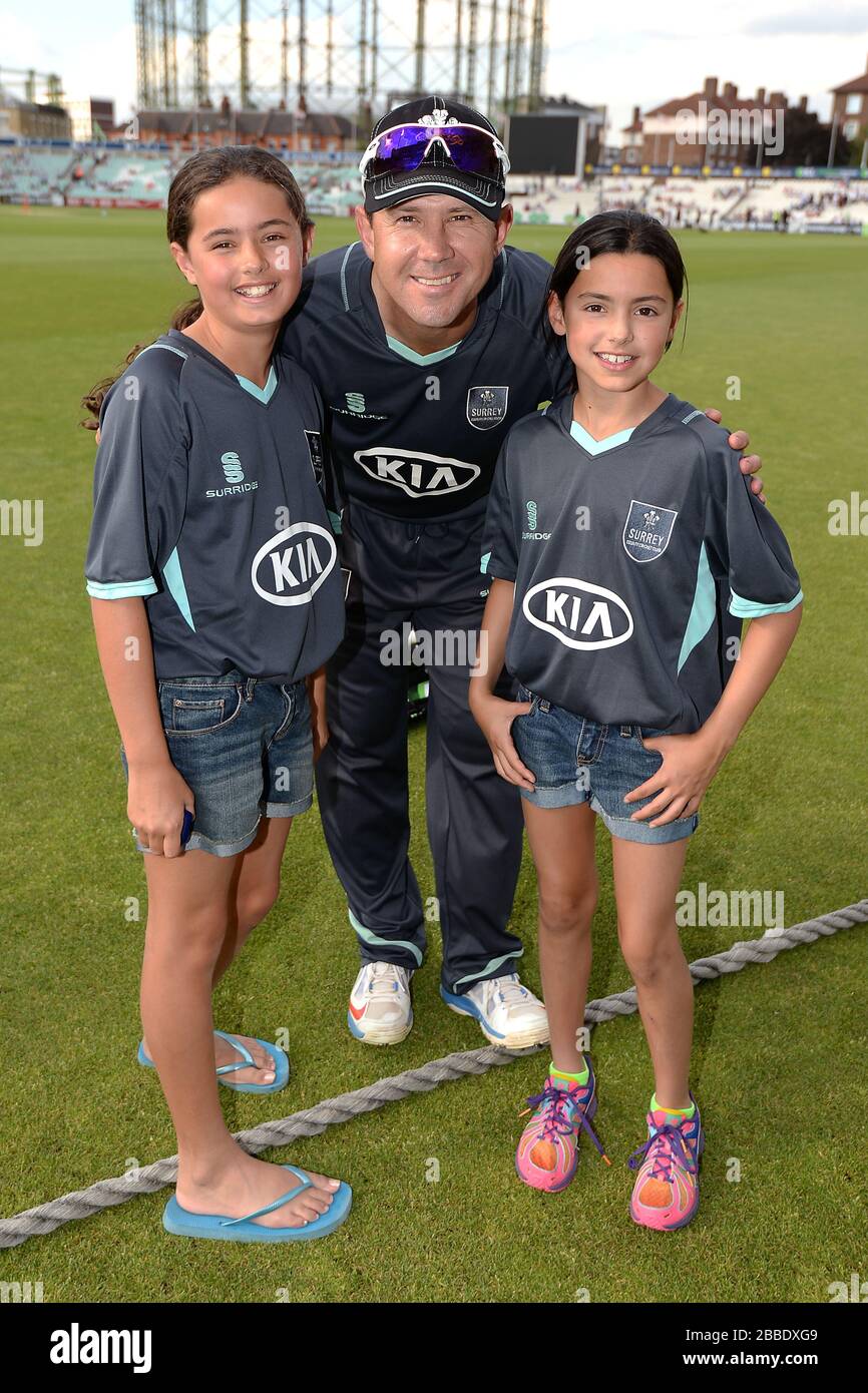 Ricky Ponting de Surrey pose pour une photo avec les mascottes de jour de match Banque D'Images