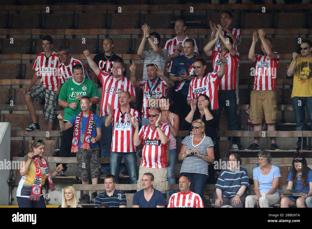 Les fans de Sparta Rotterdam applaudissaient leurs côtés dans les tribunes Banque D'Images