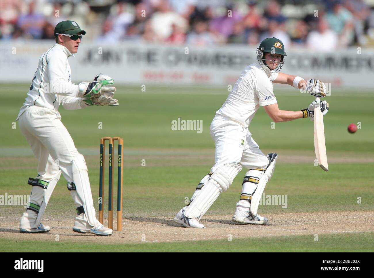 Le batteur australien Steve Smith passe devant le gardien de but Ben Cox du Worcestershire au cours du troisième jour du match international de réchauffage de New Road contre Worcestershire à Worcester. Banque D'Images