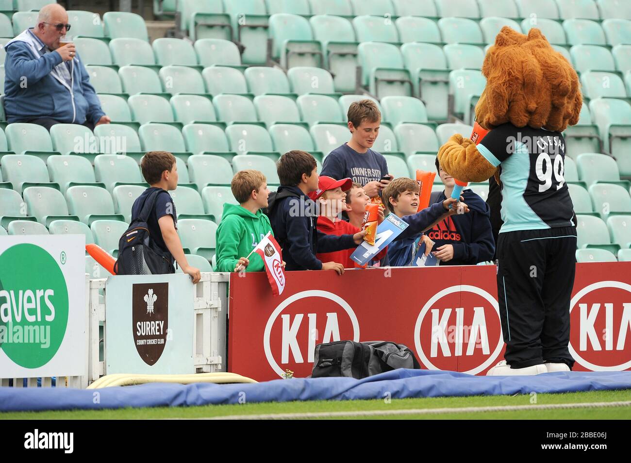 Les fans de Surrey dans les stands sont accueillis Caeser le Lion de la mascotte de Surrey, avant le match Banque D'Images