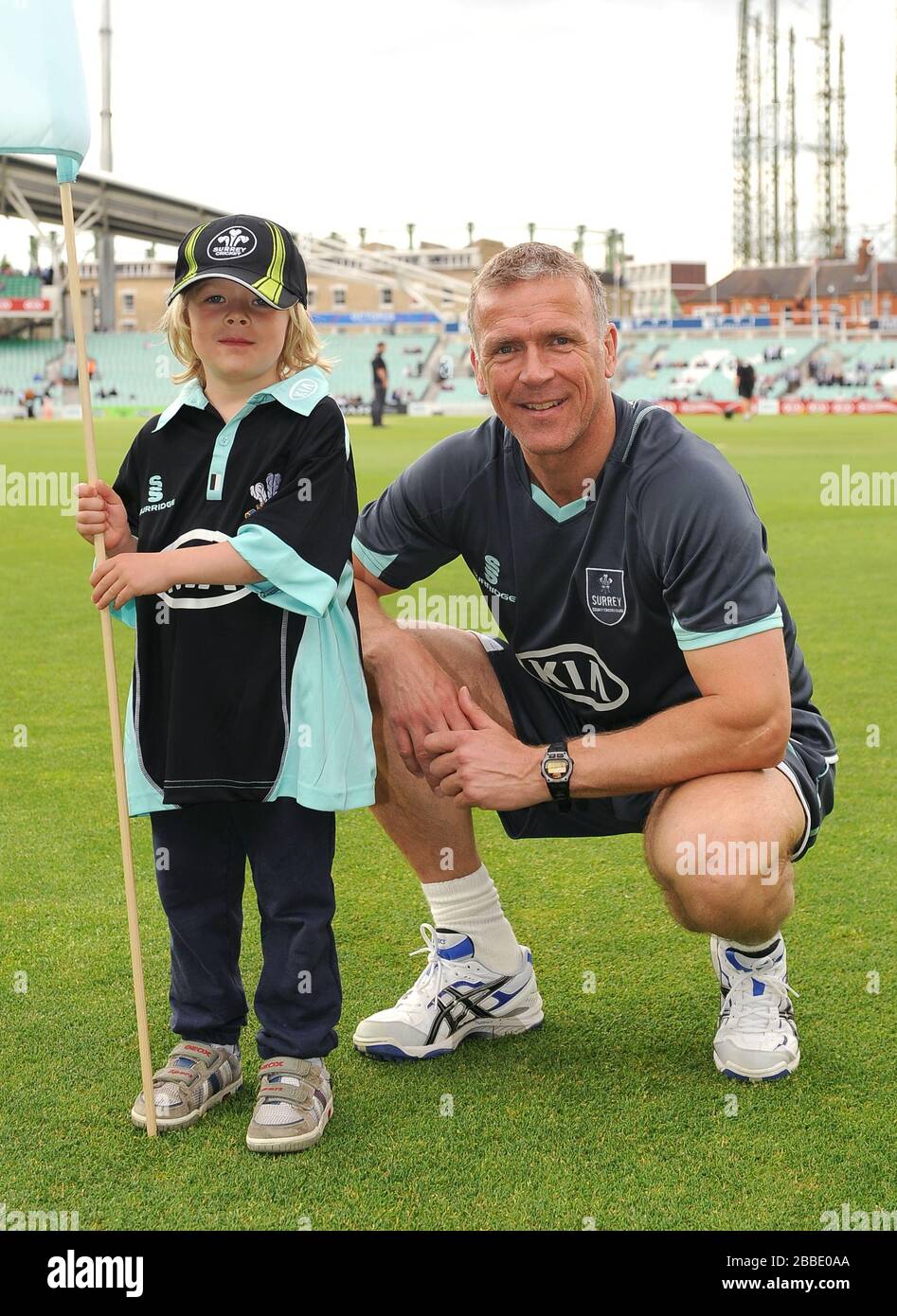 La mascotte de la journée de match pose avec l'entraîneur de Surrey Alec Stewart Banque D'Images