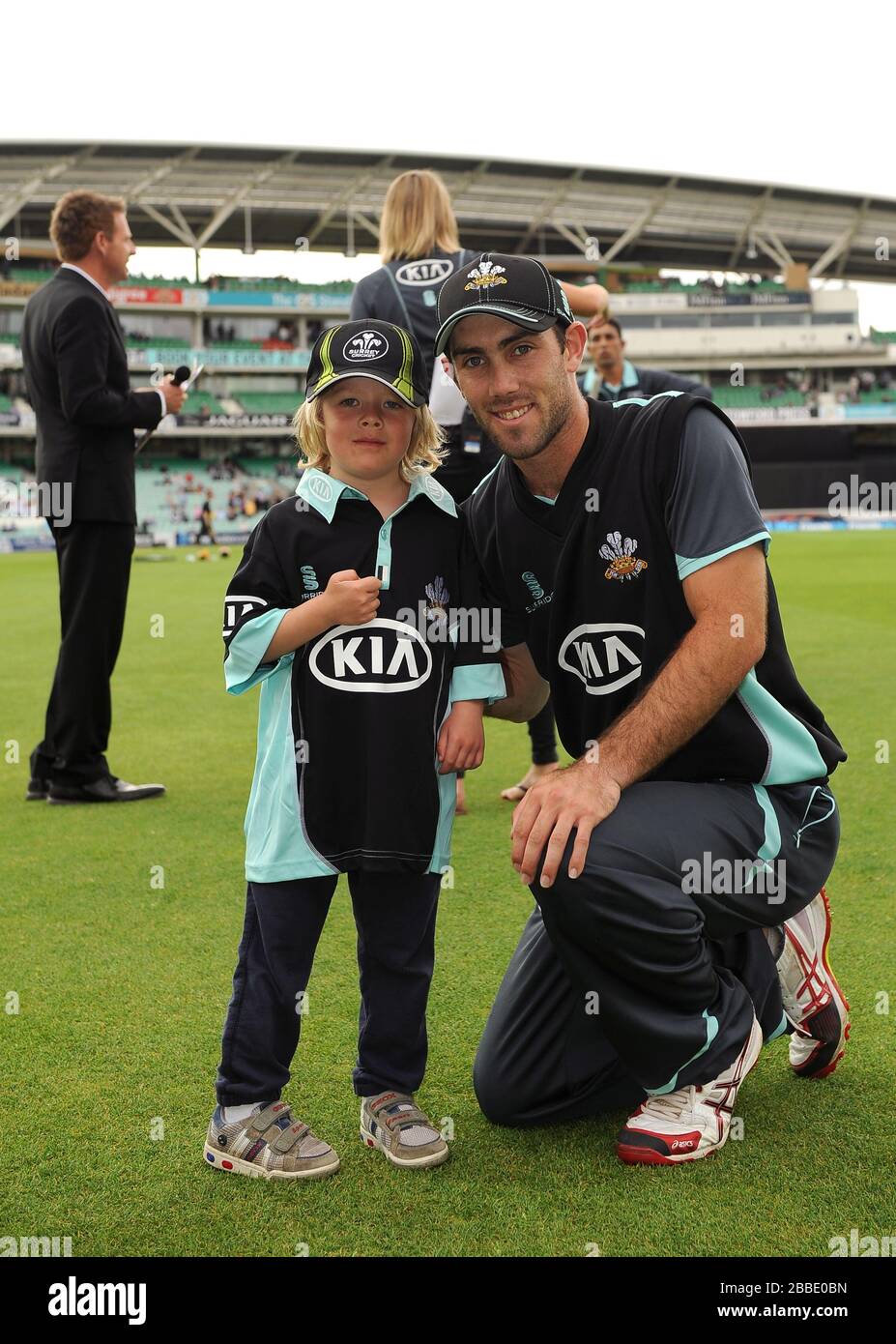 La mascotte de jour de match pose avec Glenn Maxwell de Surrey Banque D'Images