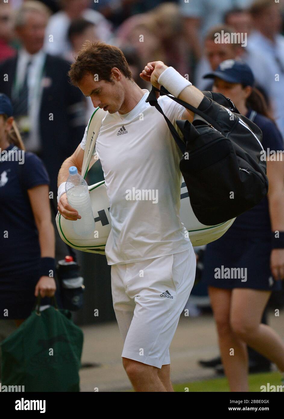 Andy Murray, de Grande-Bretagne, part après que le juge-arbitre ait décidé de fermer le toit, lors de sa demi-finale contre Jerzy Janowicz de Pologne Banque D'Images