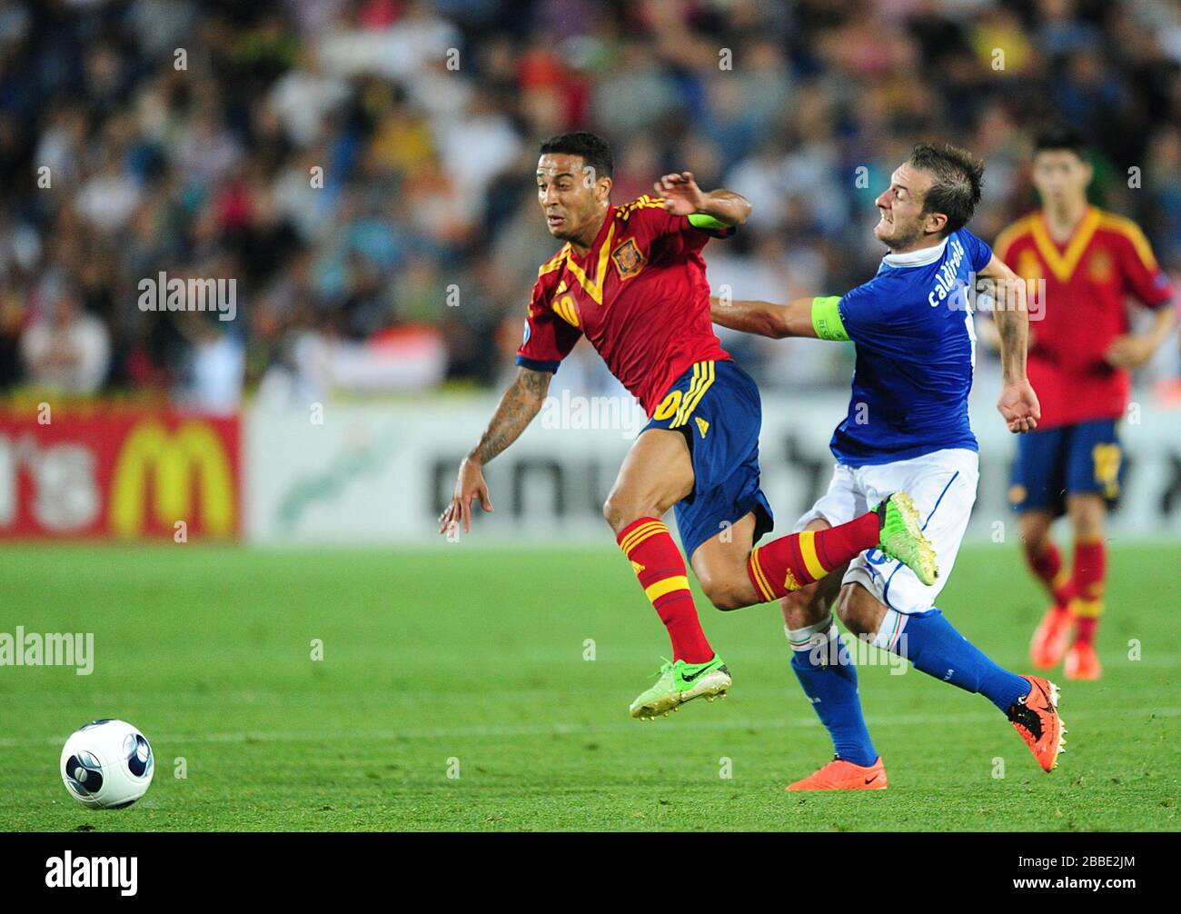 Le Thiago Alcantara (à gauche) de l'Espagne est fouillé par Luca Caldirola (à droite) Banque D'Images