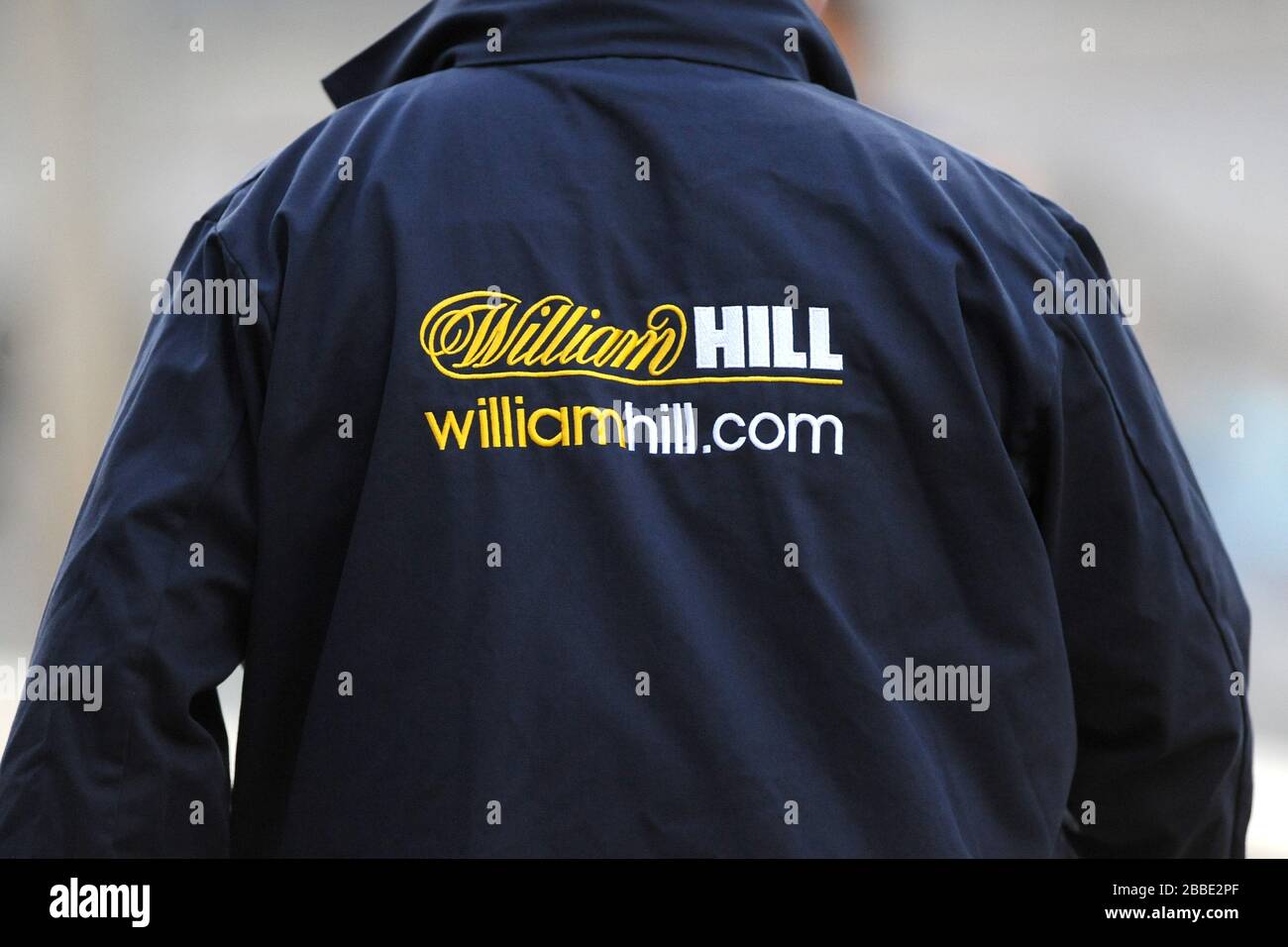 Un préposé à la piste portant une veste William Hill Banque D'Images