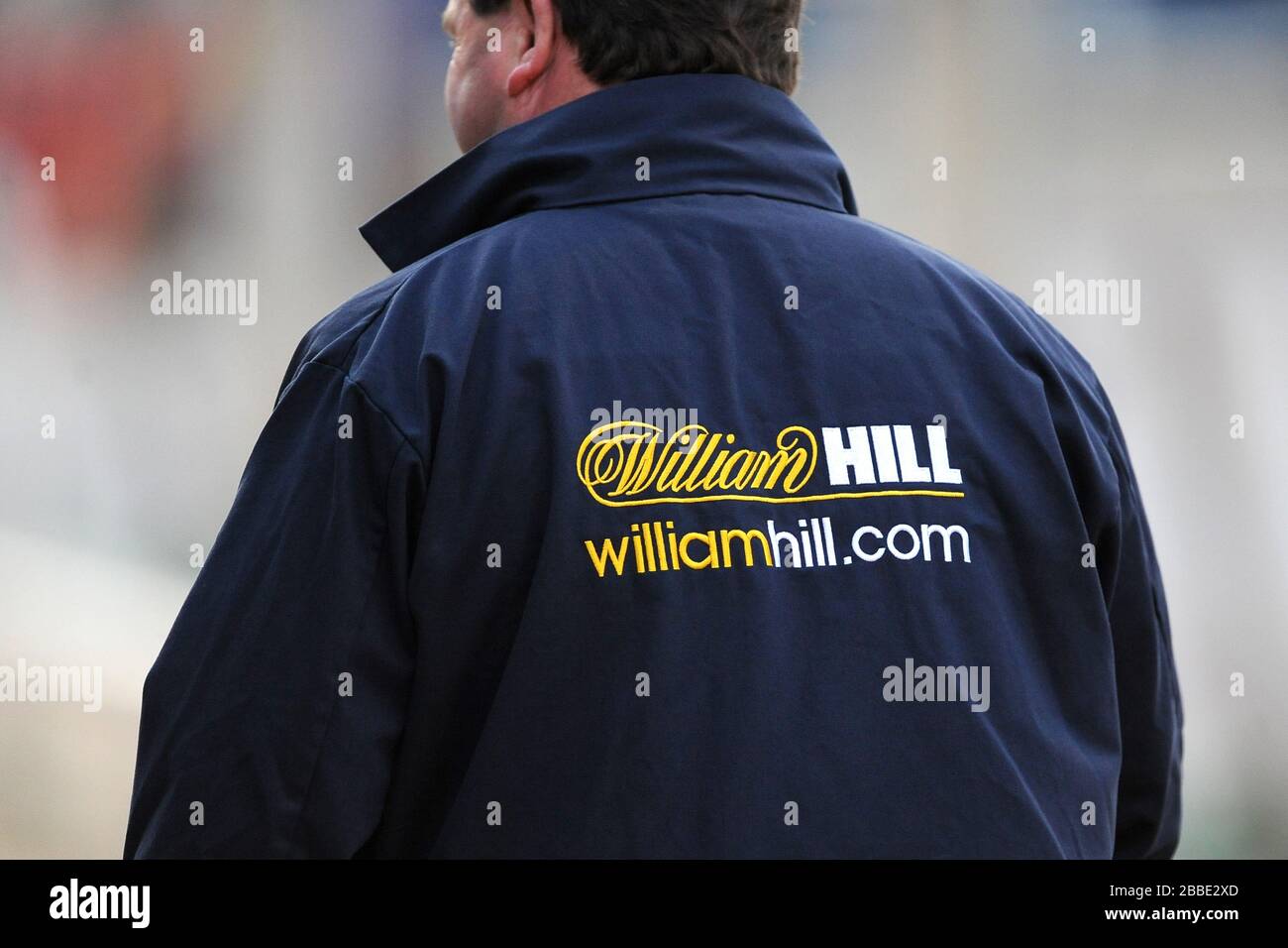 Un préposé à la piste portant une veste William Hill Banque D'Images