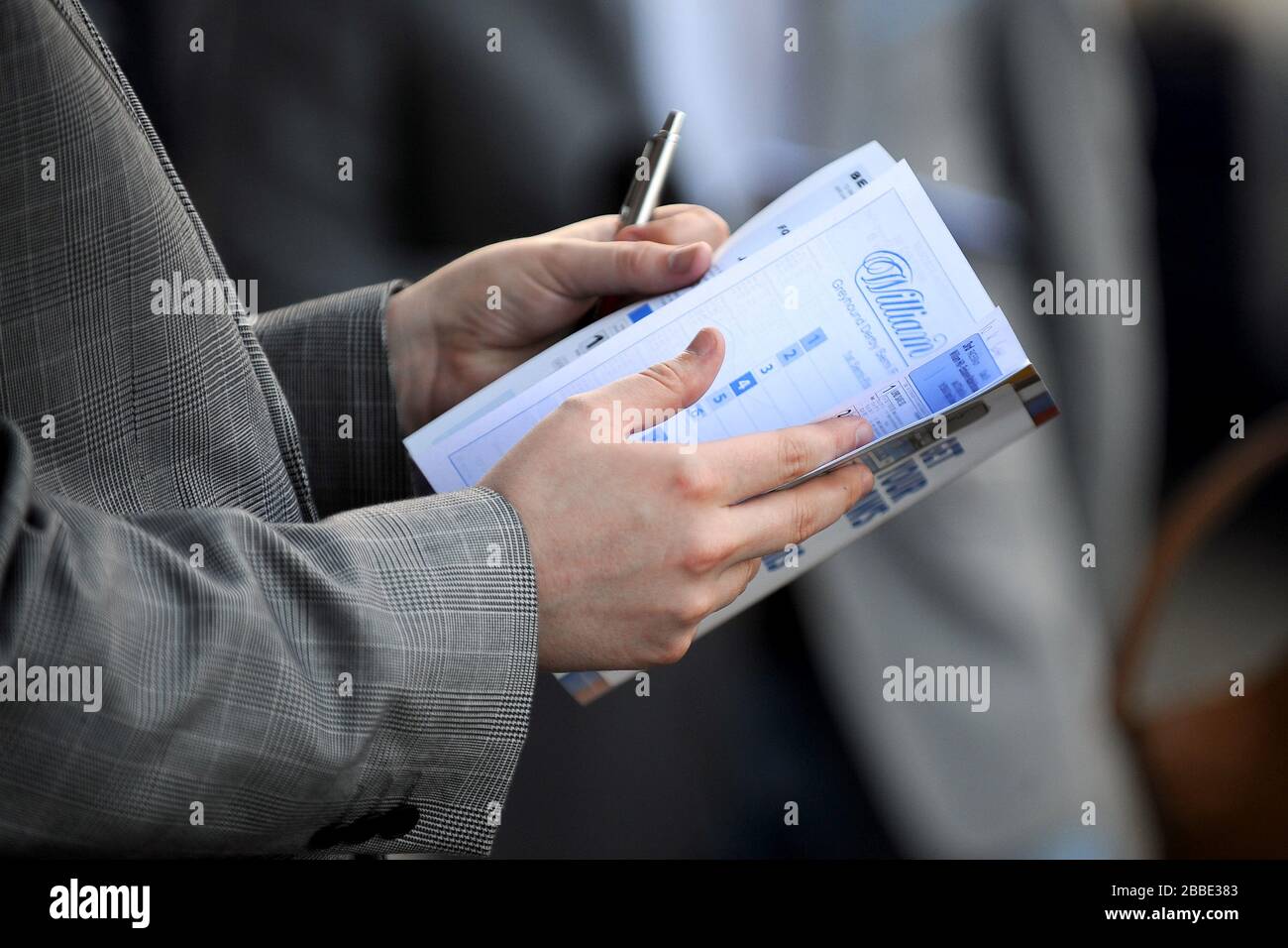 Un coureur tenant la carte de course pendant les finales du William Hill Derby Quarter. Banque D'Images