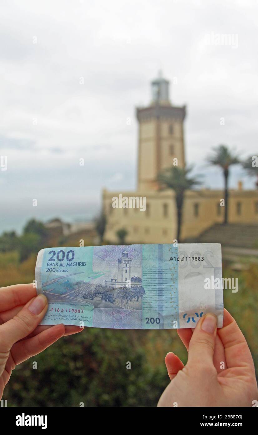 Phare de Cape Spartel, près de Tanger, Maroc - au premier plan se trouve la note de 200 dihram sur laquelle apparaît une image du phare Banque D'Images
