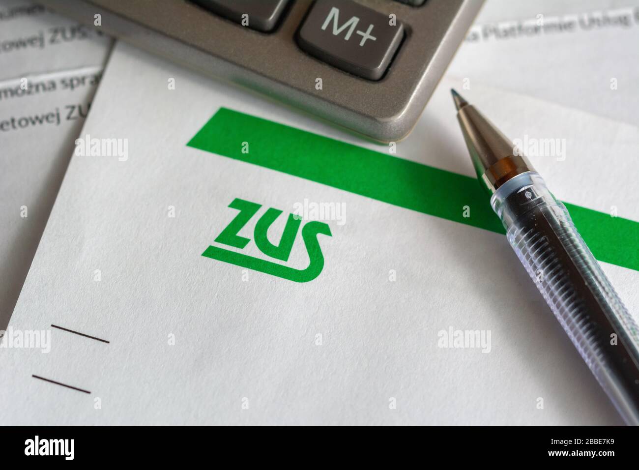 Gdansk, Pologne - 31 mars 2020: Logo ZUS (National social Insurance Company) sur une feuille de papier Banque D'Images