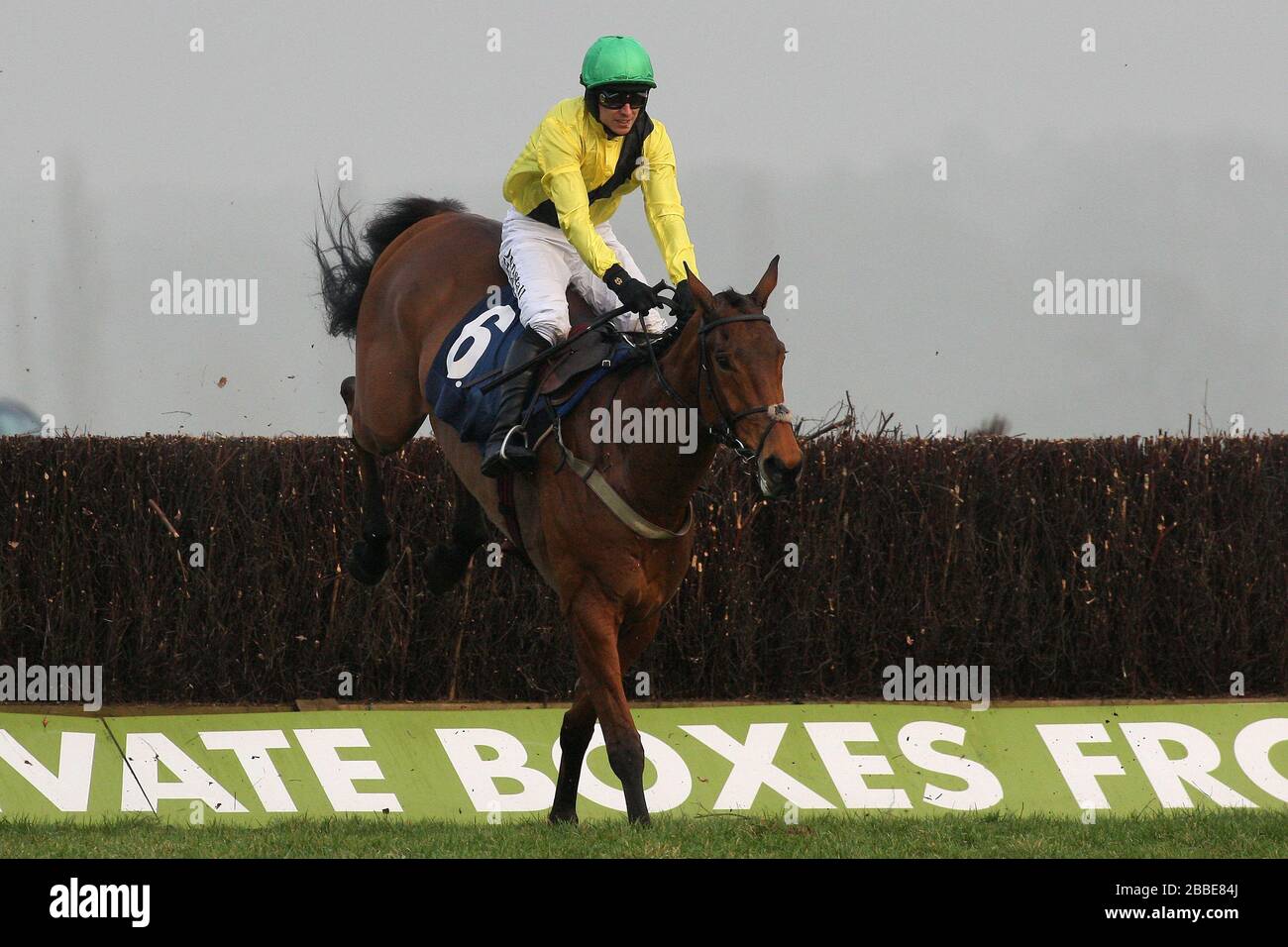 Ballyallia Man monté par Paddy Brennan saute le dernier dans le Rickety Bridge handicap Chase (dans l'aide de West Berkshire Mencap) - course de chevaux à Newbury Banque D'Images