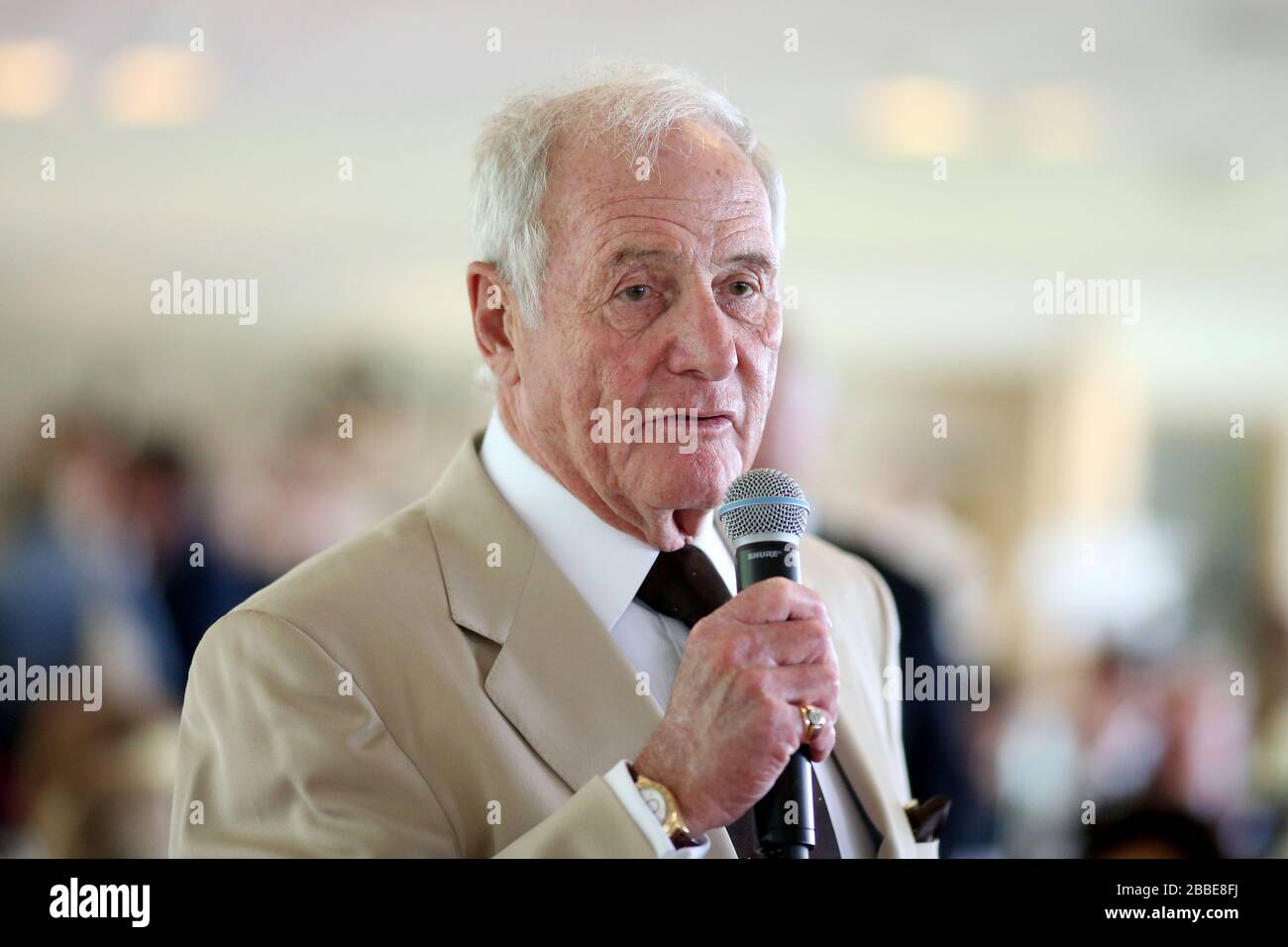 Le producteur américain de films Jerry Weintraub à l'hippodrome de Sandown Park Banque D'Images