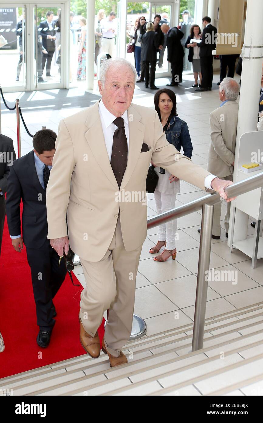 Jerry Weintraub, producteur américain de films, arrive pour l'événement caritatif The Not on our Watch à l'hippodrome de Sandown Park Banque D'Images