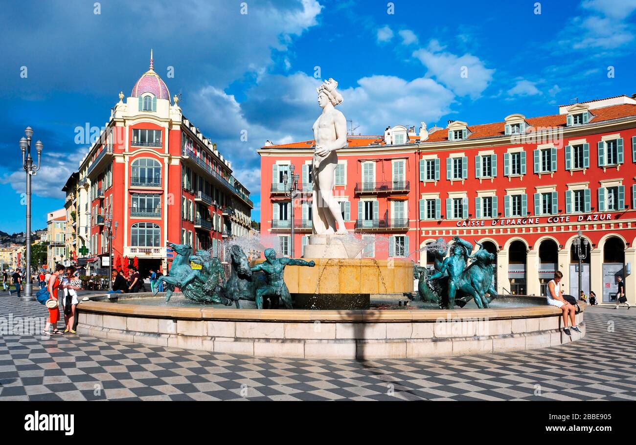 NICE, FRANCE - 15 MAI 2015 : vue sur la fontaine Fontaine du Soleil sur la place Massena le 15 mai 2015 à Nice, France. La place Massena est la Banque D'Images