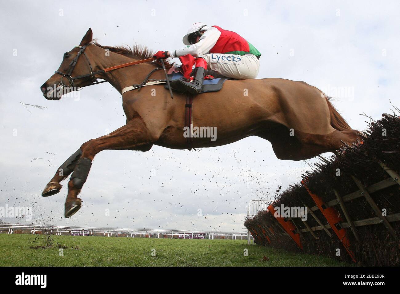 Uxizandre a été monté par Robert Thornton pour sauter dans l'action dans la TurfTV Novices Hurdle - course de chevaux à l'hippodrome de Kempton Park Banque D'Images