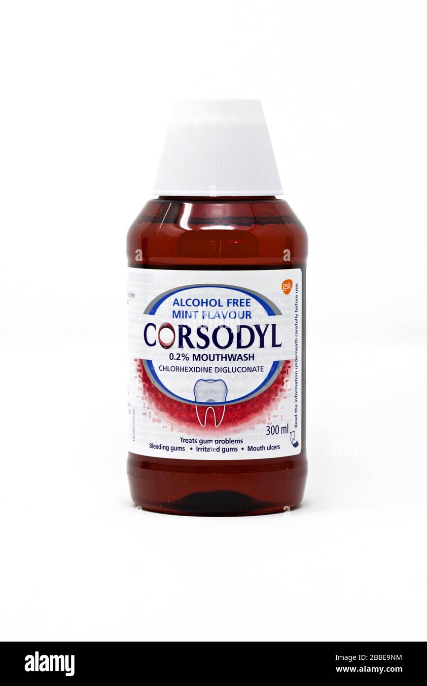 Bain de bouche Corsodyl sans alcool 300 ml Banque D'Images
