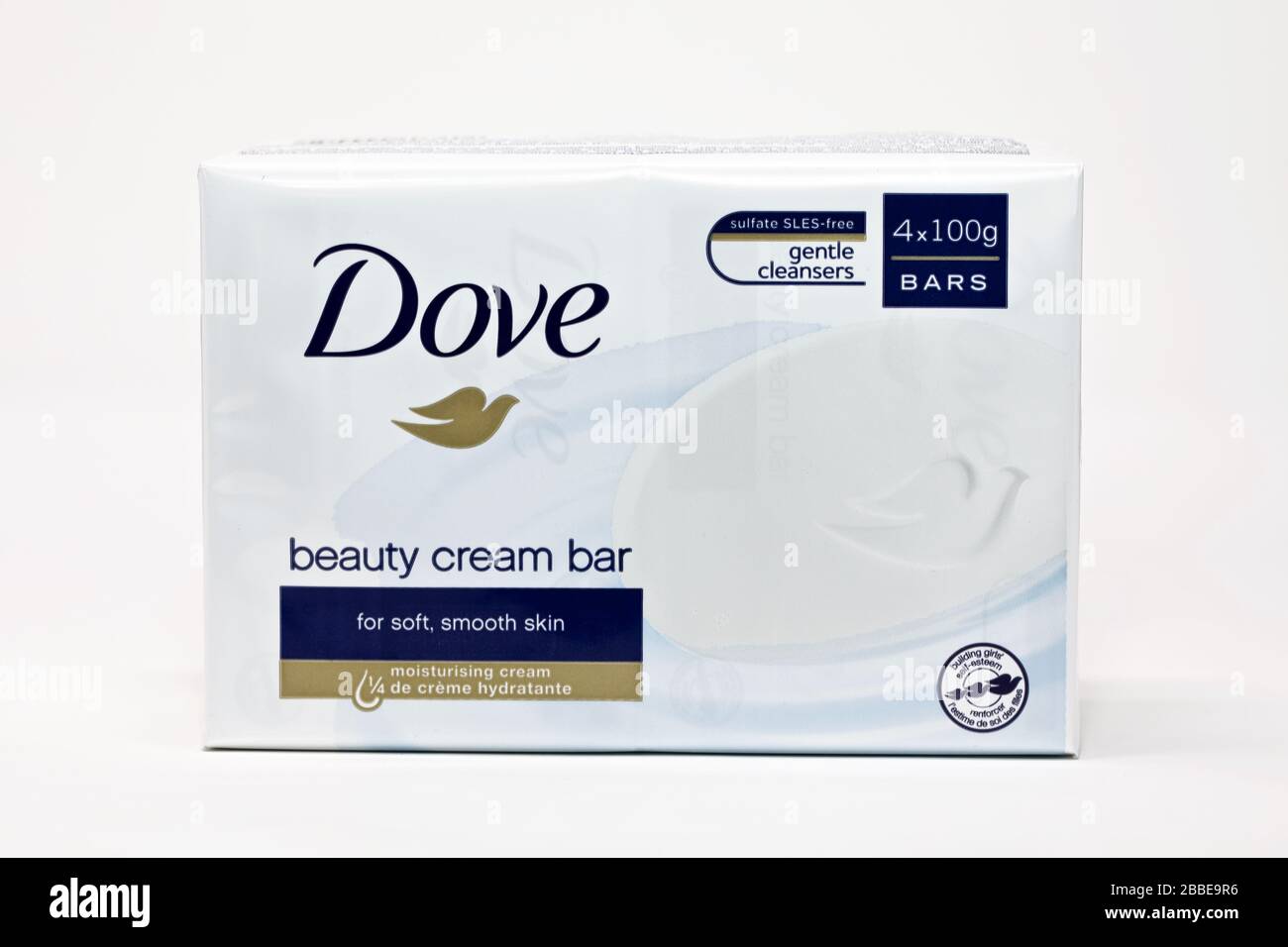 Dove Original Beauty Cream Bar 4 x 100 g sur fond blanc Banque D'Images