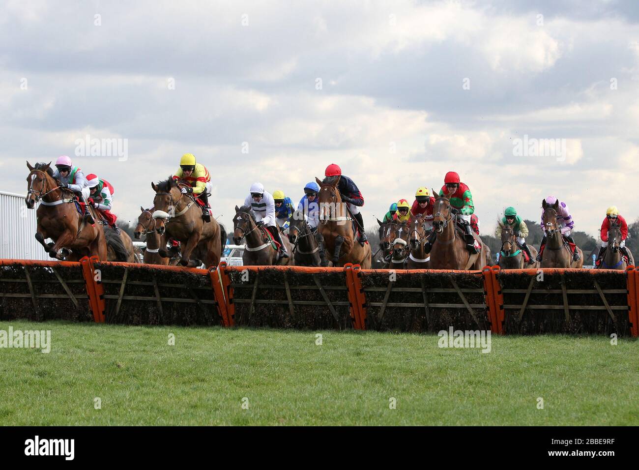 Le terrain de saut dans le TurfTV Novices Hurdle - course de chevaux à l'hippodrome de Kempton Park Banque D'Images