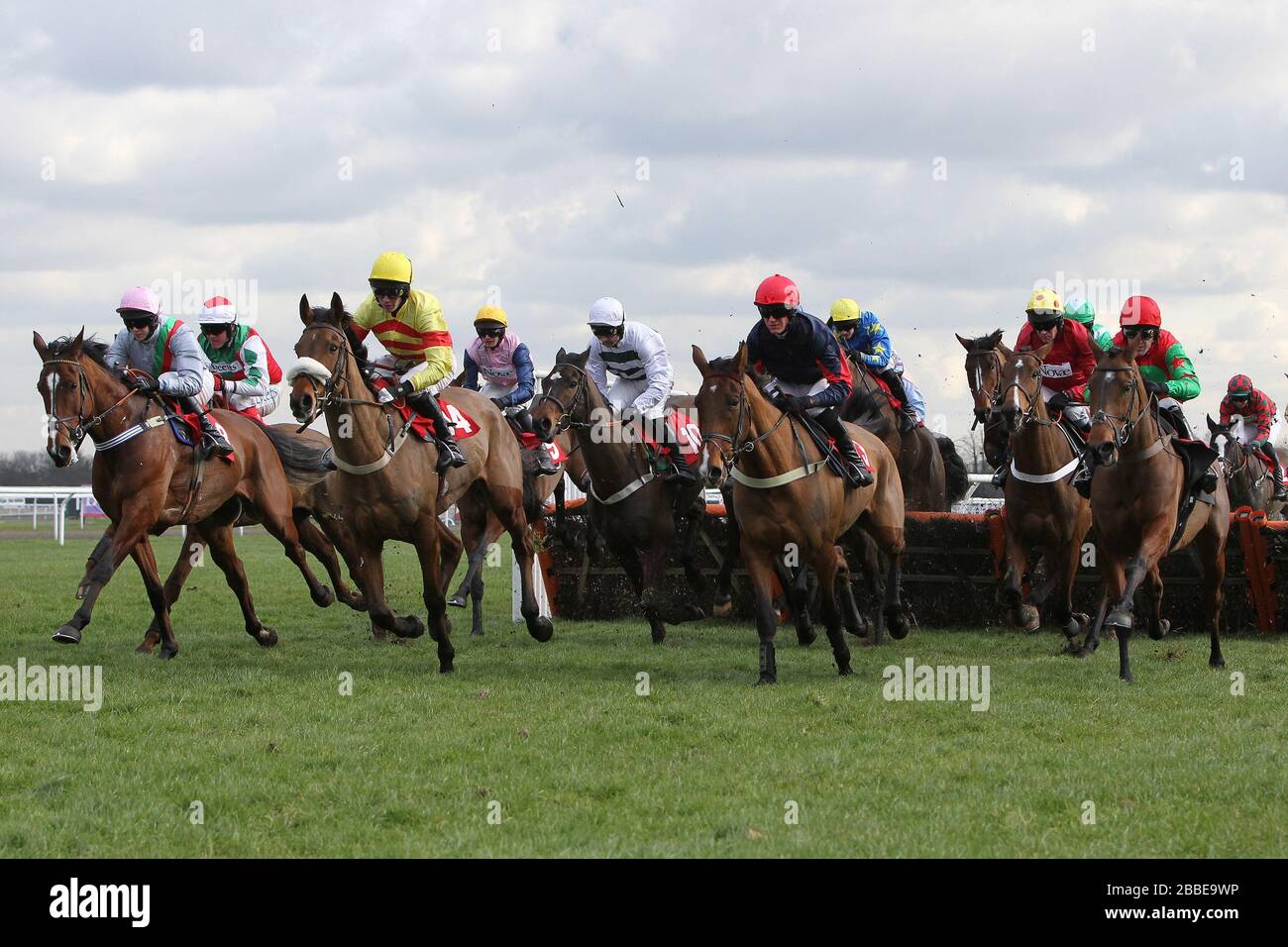 Le terrain de saut dans le TurfTV Novices Hurdle - course de chevaux à l'hippodrome de Kempton Park Banque D'Images