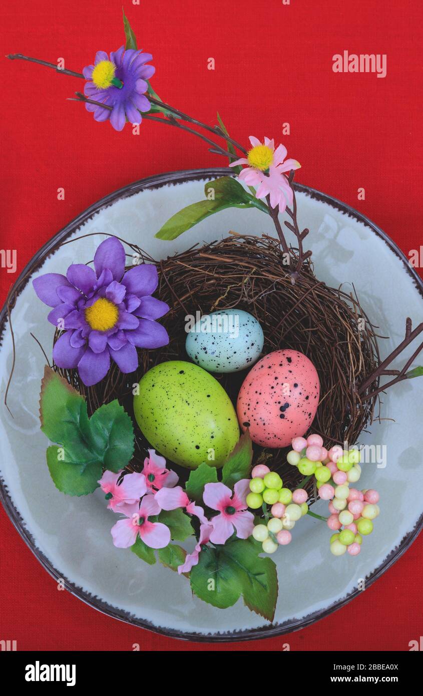 Table de Pâques, place. Décoration de Pâques sur une plaque, nappe rouge, vue sur le dessus. Table de célébration orthodoxe chrétienne de Pâques Banque D'Images