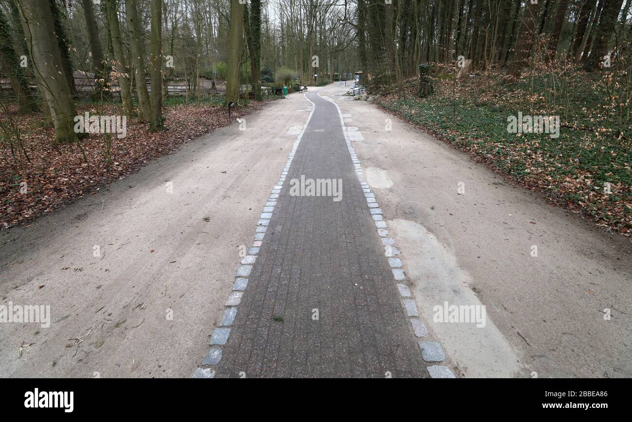 Rostock, Allemagne. 31 mars 2020. Les chemins du zoo sont désertés. Le zoo s'est préparé à la fermeture jusqu'au 20.04.2020, après qu'il sera proche. L'Association des Jardins zoologiques a contacté le chancelier avec une demande urgente de programme d'aide d'urgence de 100 millions d'euros. Crédit: Bernd Wüstneck/dpa-Zentralbild/dpa/Alay Live News Banque D'Images