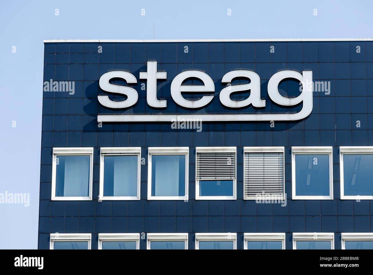 Essen, région de la Ruhr, Rhénanie-du-Nord-Westphalie, Allemagne - Steag, logo de la société sur la façade du siège social, Steag est le cinquième plus grand électricien allemand Banque D'Images