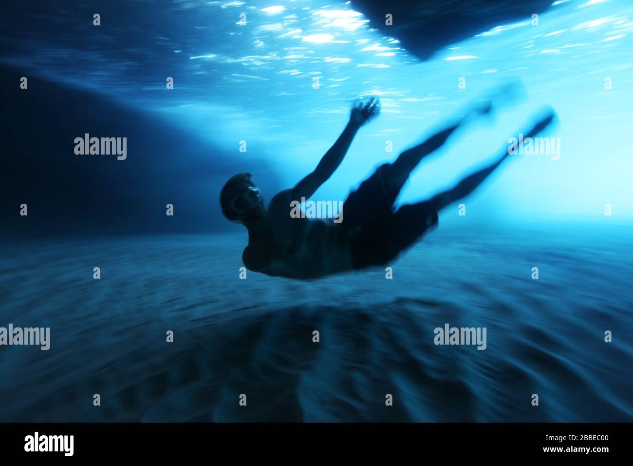 Un jeune homme qui coule avec le courant à Cala Gonone's. Grottes sous-marines en Sardaigne Banque D'Images
