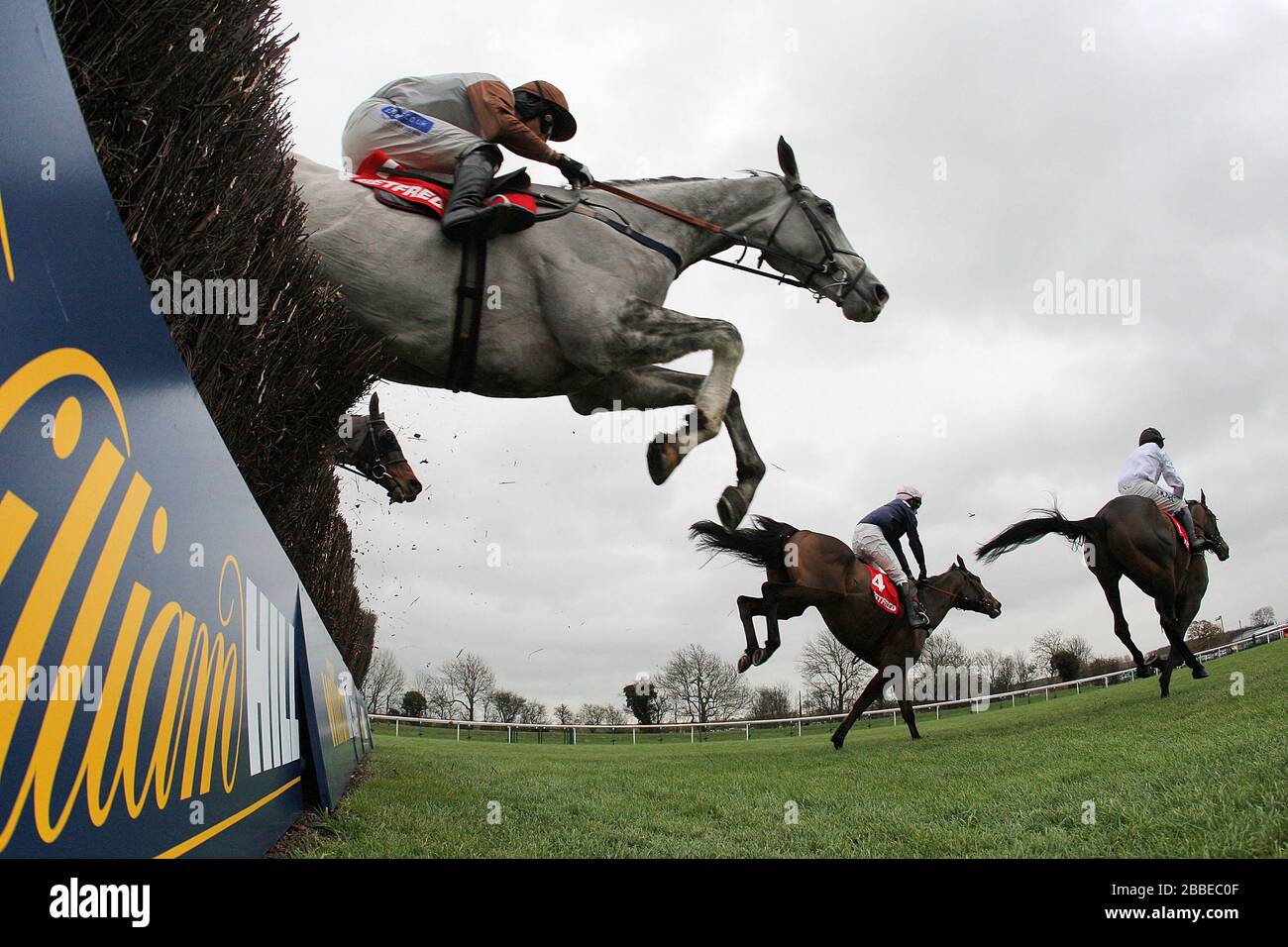 Saut d'action pendant le chasse de Betfred Peterborough à l'hippodrome de Huntingdon, Brampton, Cambridgeshire Banque D'Images