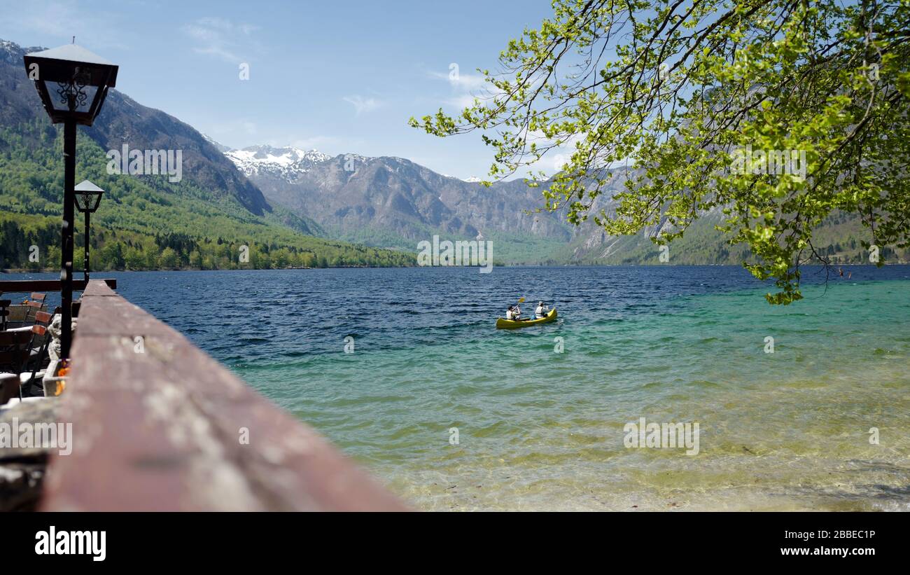Un canoë fait une croisière sur le lac Bohinj au printemps, dans le parc national de Triglav, en Slovénie. Banque D'Images