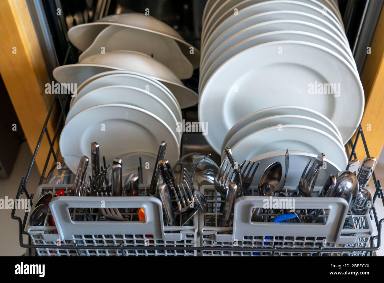 Lave-vaisselle, plein de plats propres, Banque D'Images