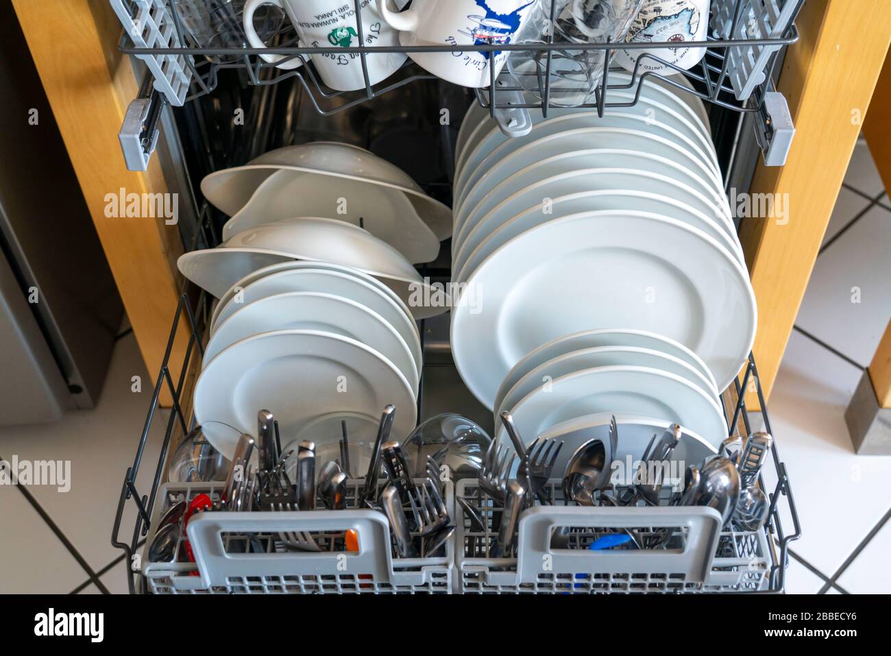 Lave-vaisselle, plein de plats propres, Banque D'Images